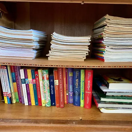 Gezellige Met Open Haard En Zonnige Tuin. *