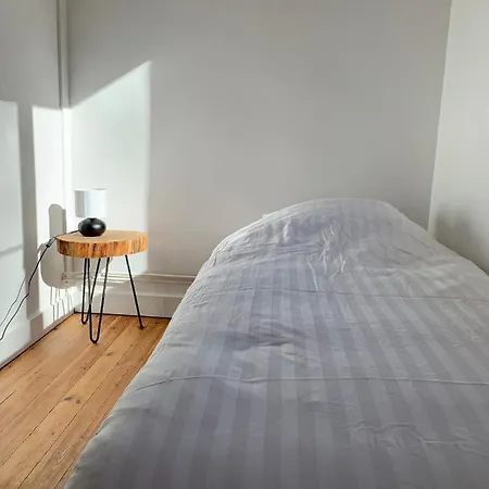 Gezellige Met Open Haard En Zonnige Tuin.