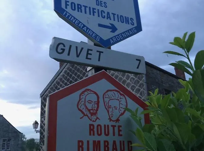 Gezellige Villa Met Houtkachel, Sauna En Zonnige Tuin בית נופש